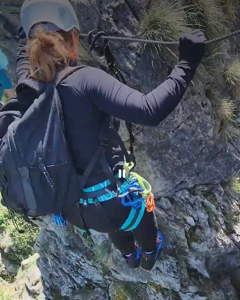 Uczestnik szkolenia via ferrata podczas przepinania lonży na stalowej linie