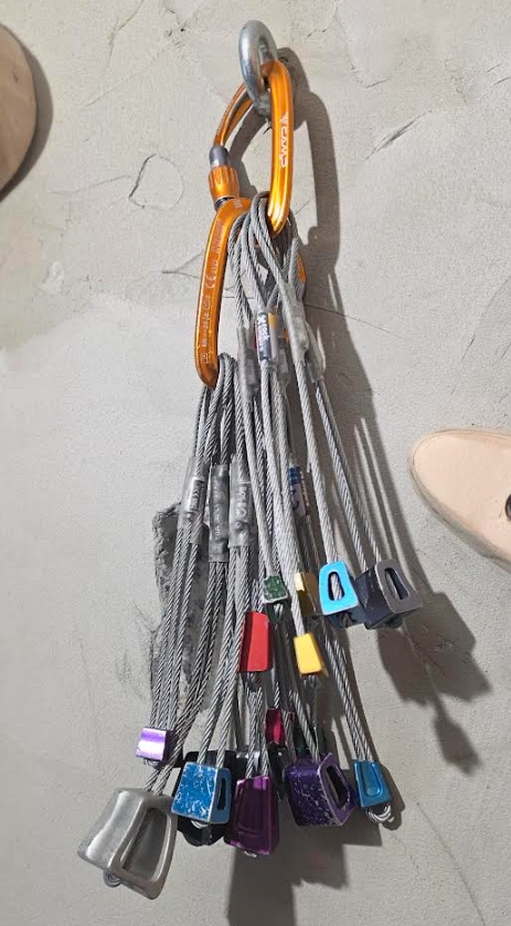 Kości wspinaczkowe używane do własnej asekuracji na kursie skałkowym