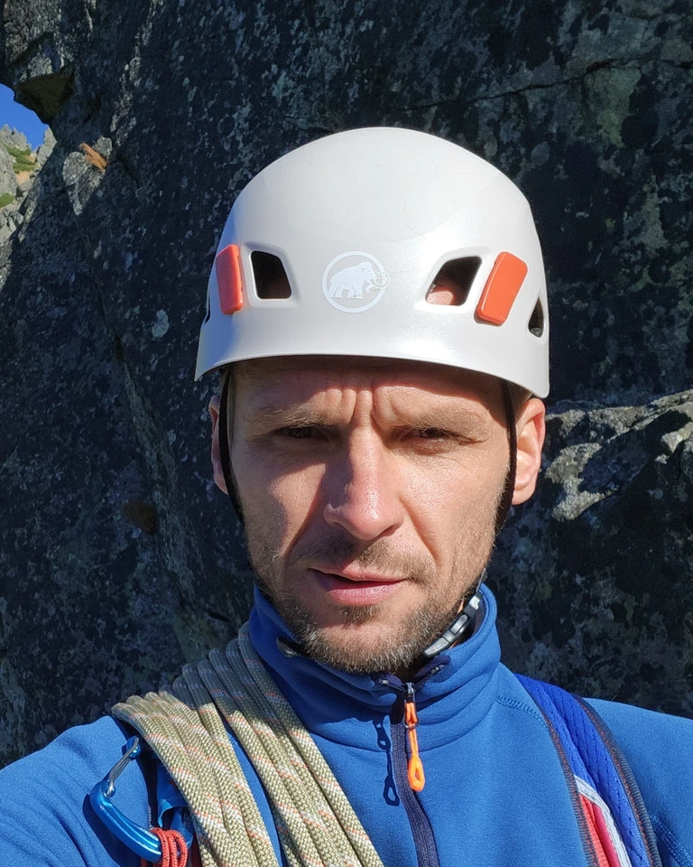 Instruktor podczas nauki wspinaczki i asekuracji