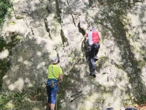 Zmiana partnera i asekuracja podczas wspinaczki sportowej